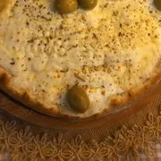 Tradicionais: 26- Quatro queijos - Pizza Grande (Ingredientes: Molho de Tomate,  Mussarela,  Provolone,  Parmesão,  Catupiry,  Orégano,  Azeitonas)