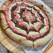Doces: Doce amor (Napolitana) - Pizza Grande (Ingredientes: Chocolate ao Leite, Creme de Ninho, Creme de morango)