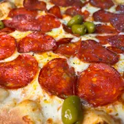 Tradicionais: 22- Pepperoni - Pizza Grande (Ingredientes: Molho de Tomate,  Mussarela,  Pepperoni,  Orégano,  Azeitonas)