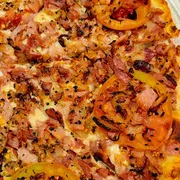 Tradicionais: 04 - Bacon - Pizza Grande (Ingredientes: Alho Desidratado, Bacon, Molho de Tomate, Mussarela, Tomate)