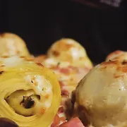 Tradicionais: 10 - Carciofi (Alcachofras) - Pizza Grande (Ingredientes: Azeitona Preta Fatiada, Calabresa, Corações de Alcachofras, Molho de Tomate, Mussarela, Provolone)