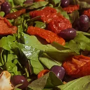 Light: 51 - Rucula c/ Tomate Seco e Mussarela de Búfala - Pizza Grande (Ingredientes: Molho de Tomate, Mussarela de Búfala, Rúcula, Tomate Seco)