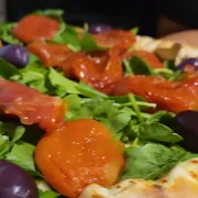 Light: 50 - Rucula com Tomate Seco - Pizza Grande (Ingredientes: Molho de Tomate, Mussarela, Rúcula, Tomate Seco)