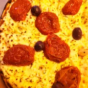 Tradicionais: 31 - Tomate Seco c/ Catupiry - Pizza Grande (Ingredientes: Alho Desidratado, Catupiry, Molho de Tomate, Mussarela, Tomate Seco)