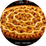 Tradicionais: Frango Caipira - Pizza Grande (Ingredientes: Azeitonas, Bacon, Cobertura Catupiry, Frango Desfiado, Milho, Orégano)