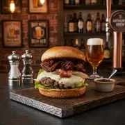 100% Artesanal: Big Fraldinha - Linha 100% Artesanal (Ingredientes: Alface, Bacon, Carne Assada de Fraldinha Desfiada, Hambúrguer Carne de Fraldinha 150g, Queijo, Tomate, Ovo)