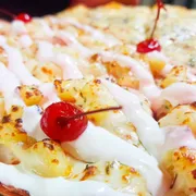 Sugestão da Casa: 64 - Lombinho com Abacaxi - Pizza Grande (Ingredientes: Abacaxi em Calda Picado, Creme de Leite, Lombo Canadense, Molho de Tomate, Mussarela)