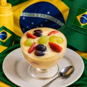 Sobremesas: Salada de Frutas 300 ml - Sobremesas (Ingredientes: Farinha Lactea, Leite Condensado, Maçã, Mamão, Morango, Pêra, Uva)