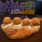 Entrada: Bolinho de Ossobuco - 04 unidades bolinho cremoso de ossobuco defumado com maionese de sriracha