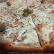 Tradicionais: 01- Alho - Pizza Grande (Ingredientes: Molho de Tomate,  Alho frito,  Mussarela,  Orégano,  Azeitonas)