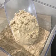 Produtos Naturais: Proteína de ervilha 50g - A proteína de ervilha é uma fonte vegetal de proteína, ajudando na formação e manutenção dos músculos. Também é rica em aminoácidos, de fácil digestão e naturalmente sem lactose e glúten, sendo uma boa opção para dietas veganas e vegetarianas.