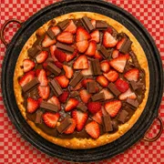 Pizzas Doces: kit-kat - Pizza Grande (Ingredientes: Chocolate ao Leite, kit-kat, Morango)