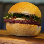 NOVIDADE - EDIÇÃO LIMITADA: COUVE CRISPY - NOVIDADE - ESPECIAL DO MÊS (Ingredientes: bacon em cubos, Burger defumado 160g, Catupiry ao alho crocante, couve crispy, maionese de sriracha)
