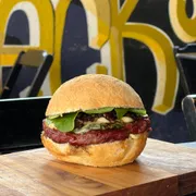 Hambúrguers: Oklahoma - Hambúrguer (Ingredientes: Burger Defumado 160g, Catupiry Original, geléia de bacon, Maionese da Casa, pão crocante, Queijo Gorgonzola, Rúcula)