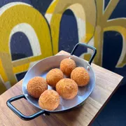 Entrada: Bolinho de Mandioca com carne seca - 06 unidades (aprox 144g) de bolinho empanado feito com mandioca recheado com carne seca