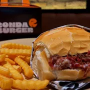 Burgers: BARK COSTELA+BATATA CRINKLE - Burgers (Ingredientes: Maionese Da Casa, Acompanha Fritas, Cebola Caramelizada, Costela Defumada Angus, Pão Francês, Queijo branco Monterey)