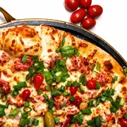 Pizzas Especiais: Bragança - Pizza Grande (Ingredientes: cebolinha, linguiça toscana, Molho de Tomate Artesanal, Mussarela, Pasta de Alho, Pimenta Biquinho, Vinagrete)