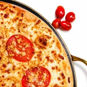 Queijo: Pomodoro - Pizza Grande (Ingredientes: Alho Frito, Molho de Tomate Artesanal, Mussarela, Parmesão, Rodelas de Tomate)