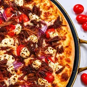 Pizzas Especiais: Costela 2 - Pizza Grande (Ingredientes: Cebola Roxa, Cobertura de Mussarela, Costela, Cream Cheese, Molho de Tomate Artesanal, Tomate)
