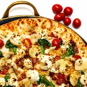 Pizzas Especiais: Brocolis do Chefe - Pizza Grande (Ingredientes: Alho Frito, Bacon, Brócolis, Champignon, Cream Cheese, Molho Branco Artesanal, Mussarela, Tomate Cereja)