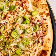 Pizzas Especiais: Peito de Peru do Chefe - Pizza Grande (Ingredientes: Alho Frito, Alho Poró, Coberto C/ Mussarela, Cream Cheese, Molho Branco Artesanal, Peito de Peru)