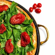 Vegetariana: Tomate Seco c/ Rucula - Pizza Grande (Ingredientes: Molho de Tomate Artesanal, Mussarela, Rúcula, Tomate Seco)