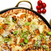Pizzas Especiais: Camarão Do Chefe - Pizza Grande (Ingredientes: Alho Poró, Camarão, Catupiry Original, Molho Branco Artesanal, Mussarela)