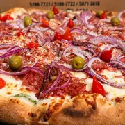 Pizzas Especiais: Brasil - Pizza Grande (Ingredientes: Calabresa Moída, Cebola Roxa, Molho de Tomate Artesanal, Mussarela, Parmesão, Pimenta Biquinho)