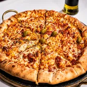 Frango: Frango Pizzaiolo - Pizza Grande (Ingredientes: Bacon, Cebola, Cobertura de Mussarela, Frango, Milho, Molho de Tomate Artesanal)