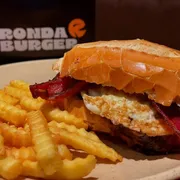 Burgers: BARK EGG BACON - Burgers (Ingredientes: Maionese Da Casa, Burger Angus 160g, Fatia de Bacon, Ovo Frito, Pão Francês, Queijo Colby Natural)