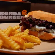 Burgers: BARK BURGER+BATATA CRINKLE - Burgers (Ingredientes: Maionese Da Casa, Acompanha Fritas, Burger Angus 160g, Mini Alface, Pão Francês, Queijo branco Monterey, Tomate em Fatia)