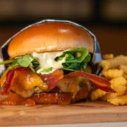 Burgers: BACON TROPICAL+BATATA CRINKLE - Burgers (Ingredientes: Maionese Da Casa, Acompanha Fritas, Burger Angus 160g, Fatia de Bacon, Geléia de Pimenta, Pão Brioche, Queijo branco Monterey, Rúcula)