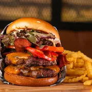 Burgers: SALAD SUPREME+BATATA CRINKLE - Burgers (Ingredientes: 2 Burgers Angus 160g, Maionese Da Casa, Picles, Acompanha Fritas, Fatia de Bacon, Mini Alface, Pão Brioche, Tomate em Fatia)