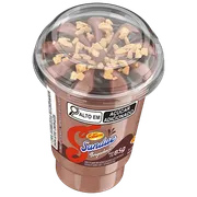 SORVETERIA: SUNDAE BRIGADEIRO - O sundae brigadeiro reúne sorvete de chocolate, calda de chocolate e pedaços de castanha de caju em um potinho para você devorar.