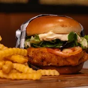 Burgers: RONDA CHICKEN+BATATA CRINKLE - Burgers (Ingredientes: Maionese Da Casa, Peito De Frango Empanado 160g, Acompanha Fritas, Fatia Queijo Cheddar Natural, Mini Alface, Pão Brioche, Tomate em Fatia)