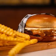 Burgers: CLÁSSICO+BATATA CRINKLE - Burgers (Ingredientes: Maionese Da Casa, Acompanha Fritas, Burger Angus 160g, Fatia Queijo Cheddar Natural, Pão Brioche)