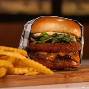 Burgers: ORIGINAL+BATATA CRINKLE - Burgers (Ingredientes: Maionese Da Casa, Acompanha Fritas, Burger Angus 160g, Catupiry Original Empanado, Fatia Queijo Cheddar Natural, Mini Alface, Pão Brioche)
