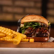 Burgers: COSTELA MONTEREY+BATATA CRINKLE - Burgers (Ingredientes: Maionese Da Casa, Picles, Acompanha Fritas, Burger Angus 160g, Costela Defumada Angus, Mini Alface, Pão Brioche, Queijo Monterey Natural)