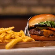 Burgers: TRADICIONAL SALADA+BATATA CRINKLE - Burgers (Ingredientes: Maionese Da Casa, Picles, Acompanha Fritas, Burger Angus 160g, Fatia Queijo Cheddar Natural, Mini Alface, Pão Brioche, Tomate)