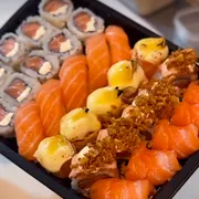 Combinados: COMBINADO KENSEI 30 PÇS - Combos e Combinados (Ingredientes: 10 uaramaki salmão, 5 GUNKAN CREEM CHEESE, 5 joy queijo brie e mel, 5 niguiri, 5 uramaki com cebola crispi)