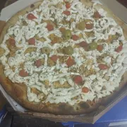Tradicionais: Caipira 3 - Pizza Grande (Ingredientes: Molho de Tomate Artesanal, Peito de Frango Desfiado, Cream Cheese, Pimenta Biquinho, Azeitonas Sem Caroço)