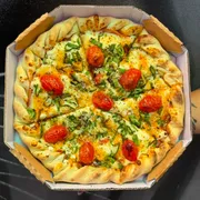 Tradicionais: Alho Poró - Pizza Trem (Ingredientes: Alho Poró, Cream Cheese, Lombo, Molho de Tomate Fresco, Mussarela, Tomate Cereja, Geleia de pimenta, Azeitonas, Orégano)