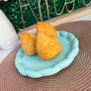Salgados Grandes: Salgado Grande Coxinha com Catupiry - Salgado