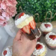 Sobremesa: Copo de felicidade -Morango chocolate branco e preto - Sobremesa