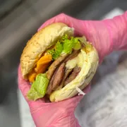 Lanche: X-Tudo - Lanche (Ingredientes: Alface, Bacon, Batata Palha, Calabresa, Catupiry, Cheddar, Ervilha, Hamburguer, Maionese, Milho, Mussarela, Ovo, Pão, Presunto, Tomate)
