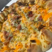Salgadas: BaconsCostela - Pizza Grande (Ingredientes: Bacon, Cheddar, costela desfiada, Molho, Mussarela, Orégano)
