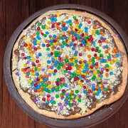 Sabores Doces Especiais: E- Confete - Pizza Gigante (Ingredientes: Creme de Leite, Mussarela, Chocolate ao Leite Forneável, Chocolate Branco, Confete)