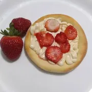 Doces: Esfirra Sensação - Mussarela, chocolate branco e morango