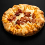 Esfihas salgadas: Esfiha Frango c/ Bacon - Massa de esfiha com fubá, queijo mussarela, frango desfiado e bacon em cubos.