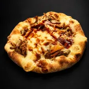 Esfihas salgadas: Esfiha Costela com barbecue - Massa de esfiha com fubá, queijo mussarela, costela desfiada e molho barbecue.